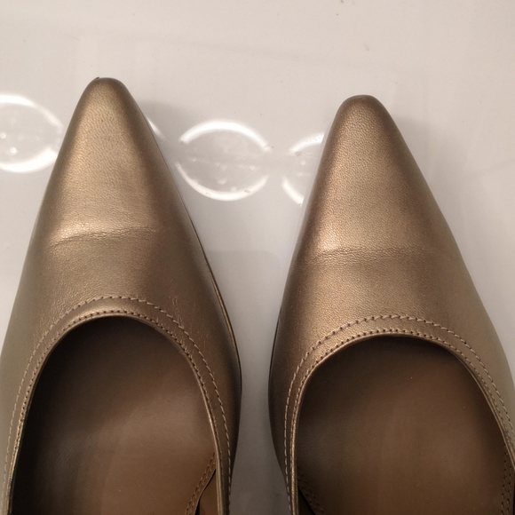 Tahari Gold Pumps, Sz 7.5 - Picture 5 of 5